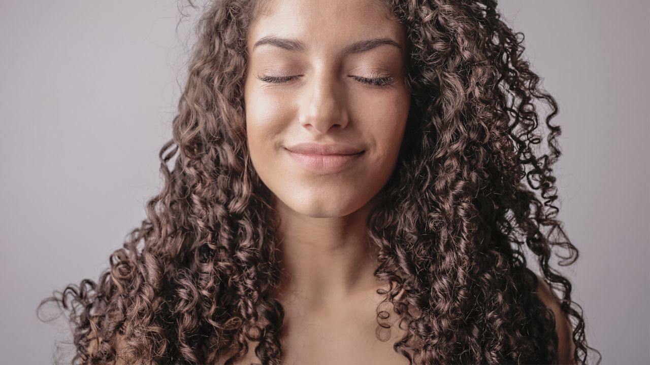 O que fazer para deixar o cabelo cacheado mais bonito?